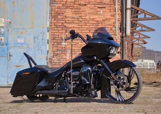 Reference HD Road Glide Black Queen